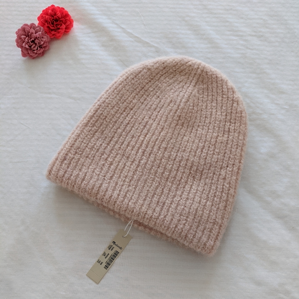 Madewell merino wool ribbed beanie (blush).